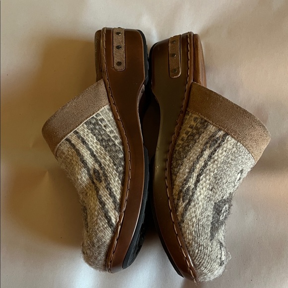 Born blanket mule clogs. Size 8 - Picture 3 of 9